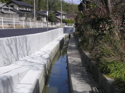 改修された用水と護岸～市道擁壁（２０１５年２月）